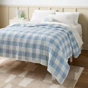 ROOM ESSENTIALS NWT plaid matelasse quilt -blue/white -full/queen